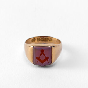 Anello inglese in oro con corniola incisa