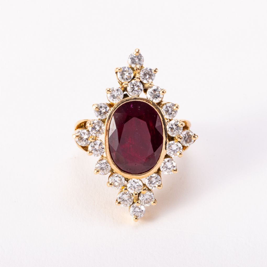 Anello in Oro con Rubino naturale rosso scuro contornato di Diamanti