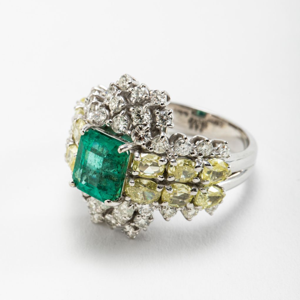 Anello in Oro bianco con Diamanti colorless, fancy yellow e Smeraldo