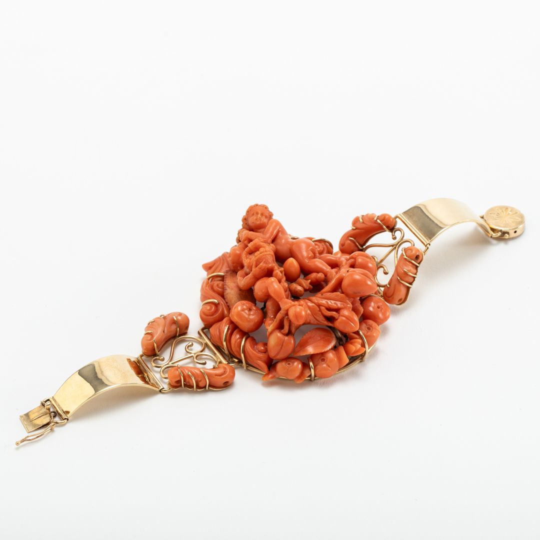 Bracciale in Oro con scultura in Corallo di Sciacca