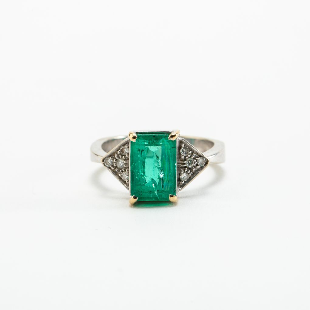 White Gold Ring with Emerald and Diamonds