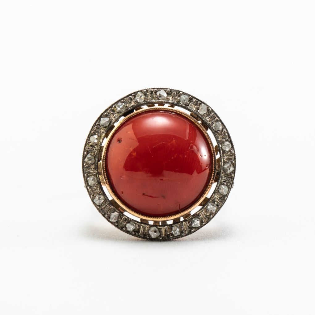 Yellow Gold Ring with Cabochon Coral and Diamonds