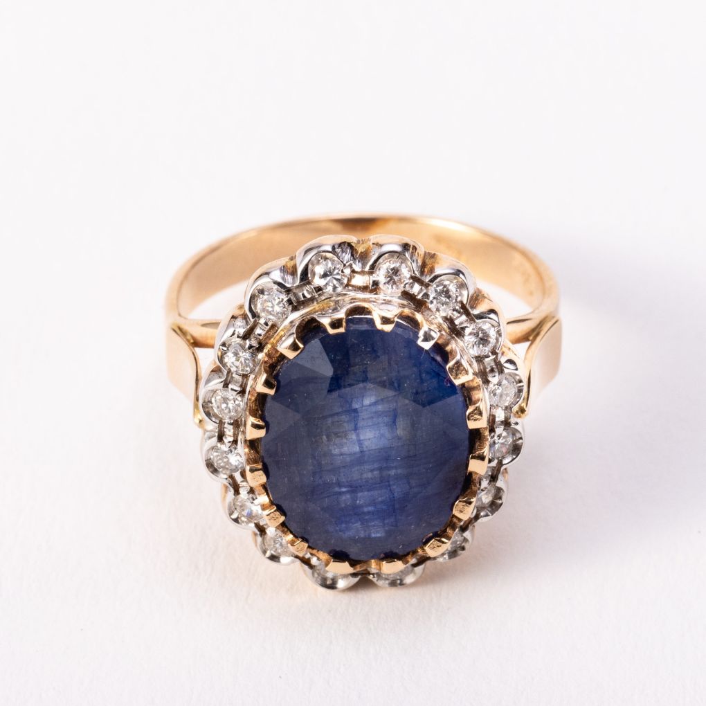 Yellow Gold Ring with Natural Sapphire and Diamonds
