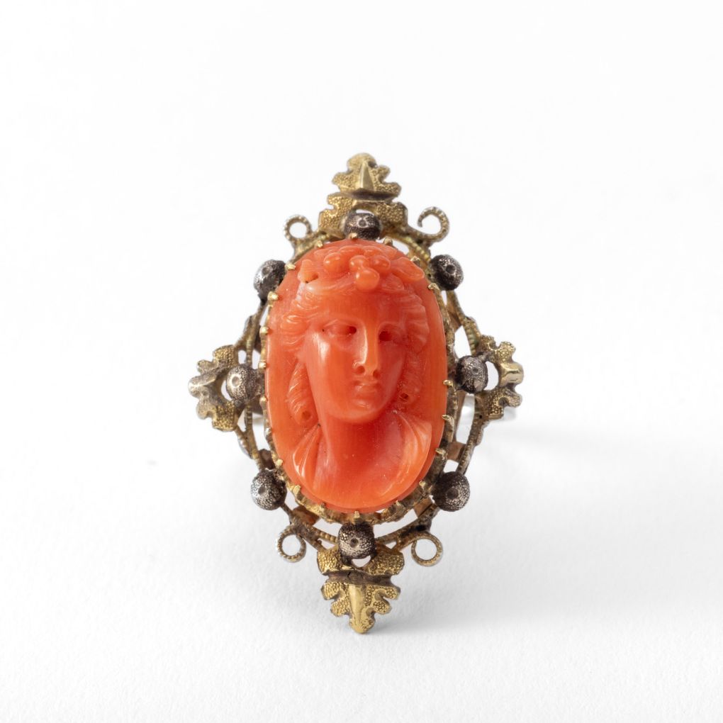 Anello antico in Oro con Cameo su Corallo Italiano